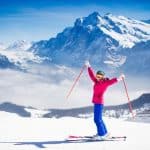 Jeune femme active skiant dans les montagnes
