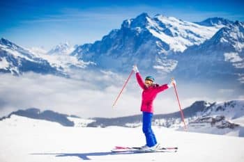 Jeune femme active skiant dans les montagnes