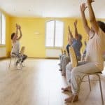groupe de personne pratiquant la gym assise