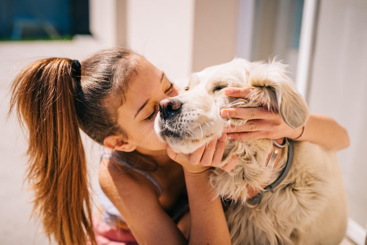 Une fillette câline son chien