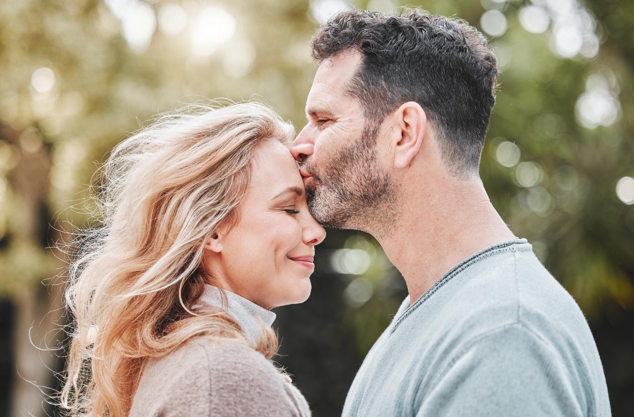 Couple heureux s'embrasse sur le front