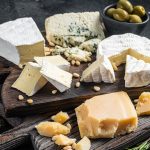 Assortiment De Fromages Sur Un Plateau