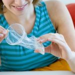 Femme Tenant Un Préservatif Féminin
