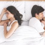 Couple contrarié se tournant le dos