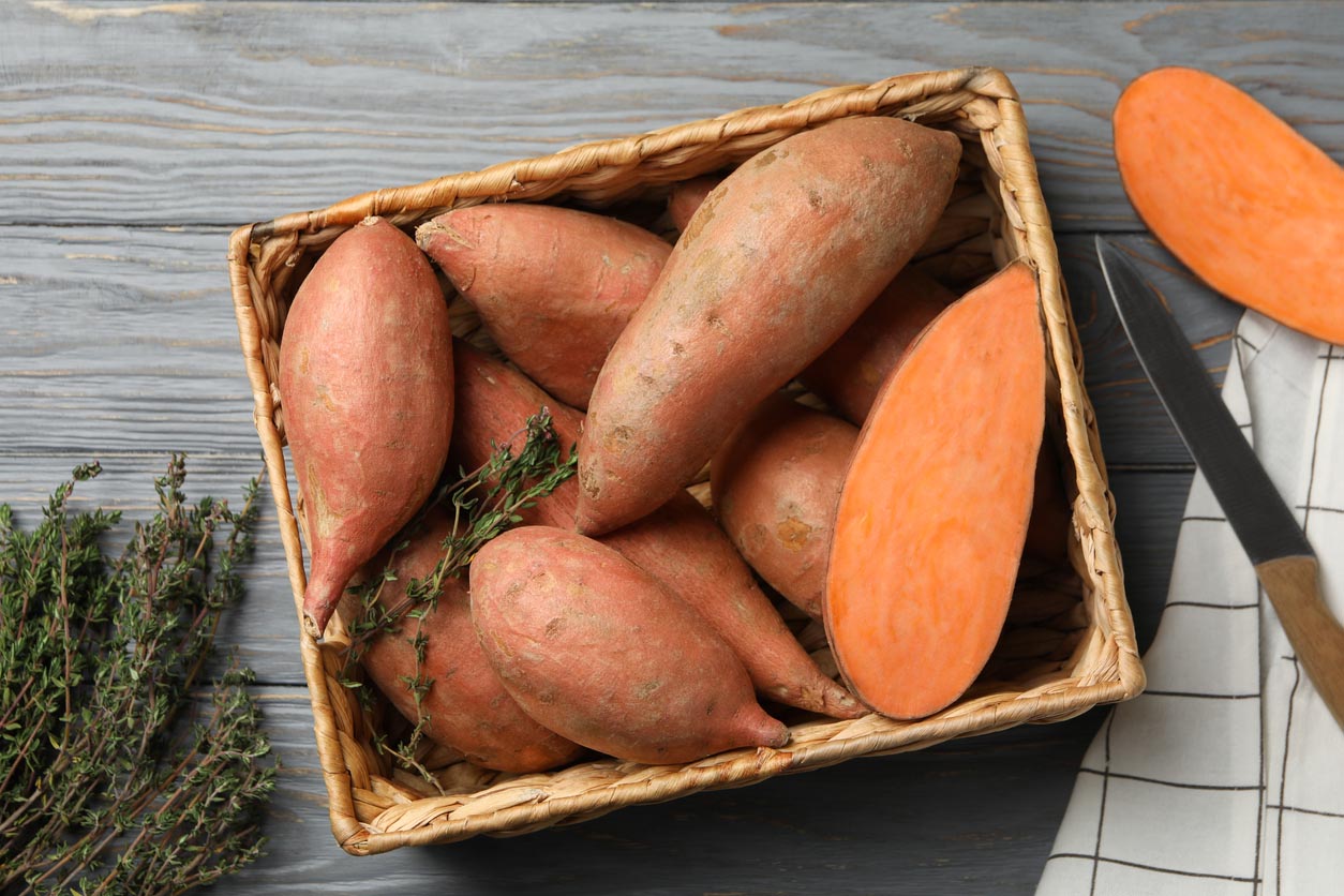 La patate douce dans un panier