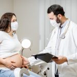 femme enceinte discute avec un médecin