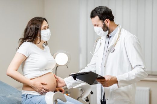 femme enceinte discute avec un médecin