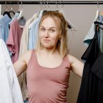 femme hésitant entre deux vêtements de style différents
