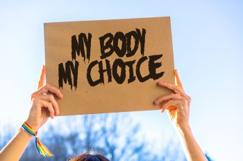 Femme tenant une pancarte "my body, my choice"