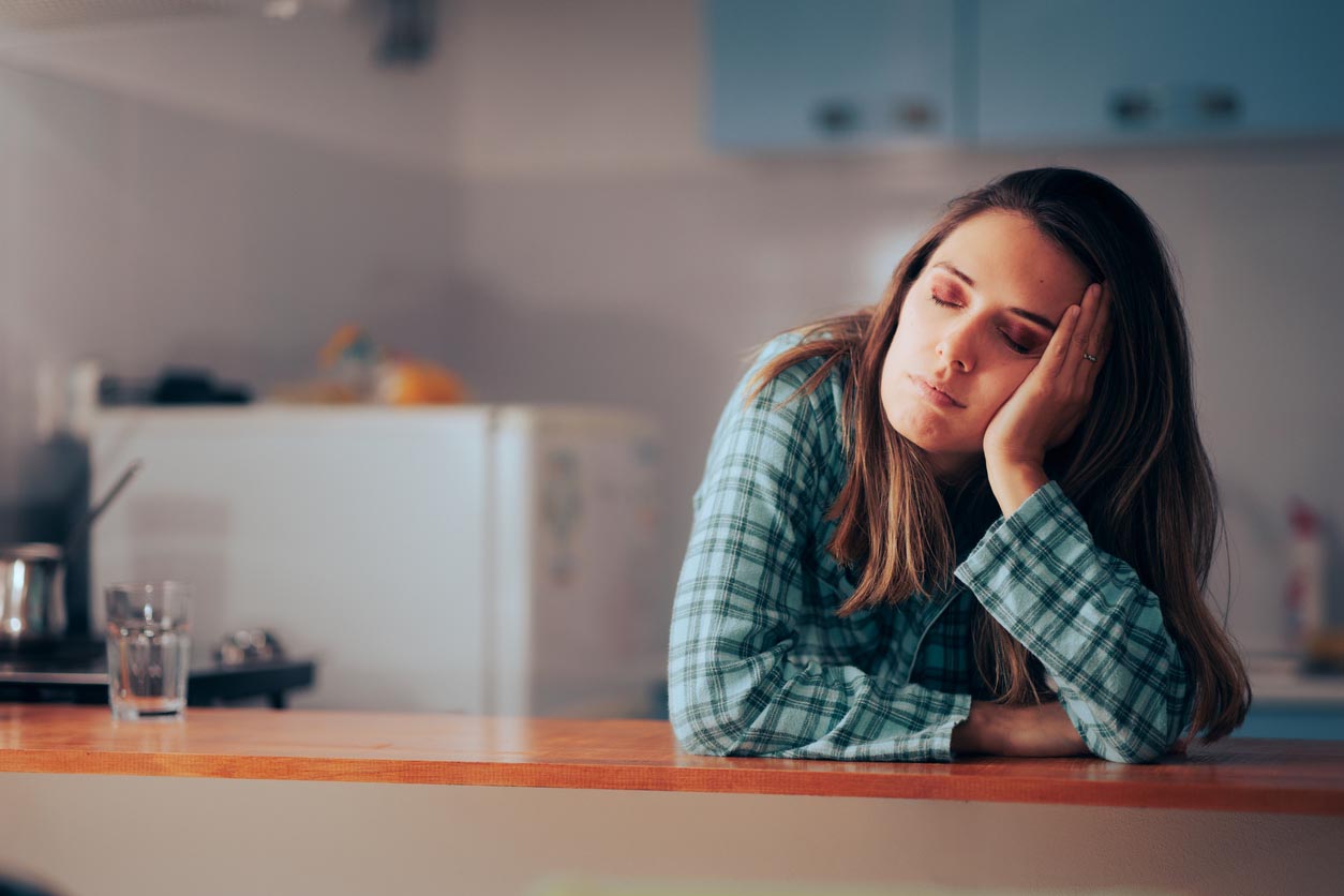 femme somnolente dans sa cuisine