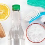 plusieurs produits d'entretien naturels sur fond blanc