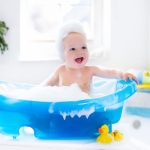 Petit garçon dans le bain