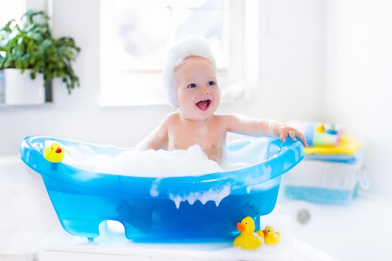 Petit garçon dans le bain