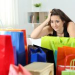 Istock Femme accro du shopping inquiet après plusieurs achats