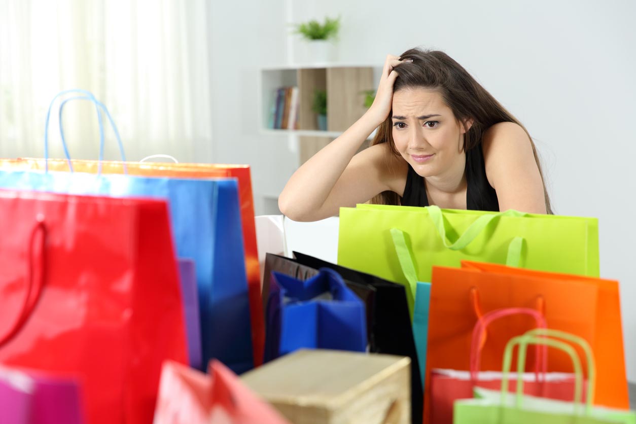 Istock Femme accro du shopping inquiet après plusieurs achats