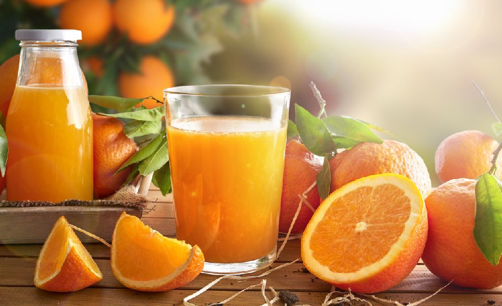 Oranges Et Verre De Jus D'oranges Sur Une Table