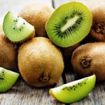 Plusieurs Kiwis Sur Une Table En Bois
