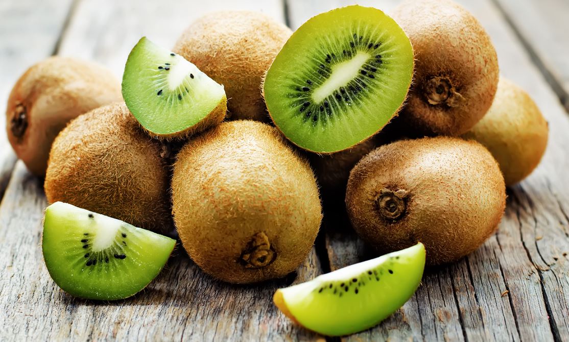 Plusieurs Kiwis Sur Une Table En Bois