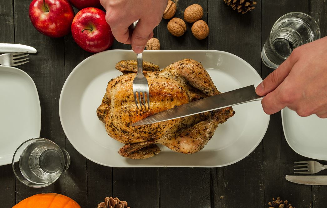 Poulet Roti Sur Table Pret A Etre Découpé