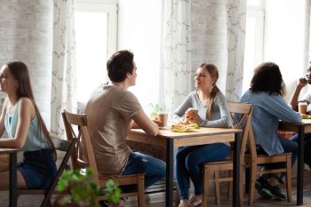 hommes et femmes en speed dating