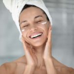 femme faisant un soin visage
