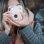 femme prend un photo avec un instax mini