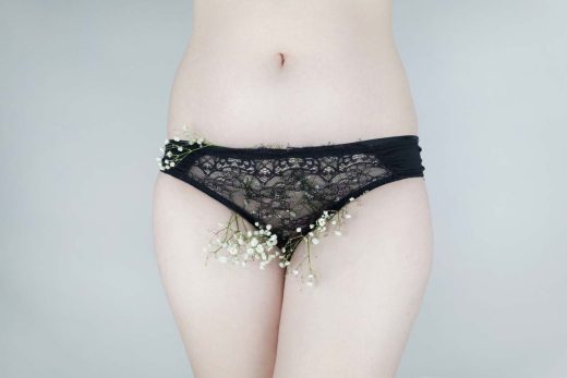 Fleurs qui dépassent de la culotte