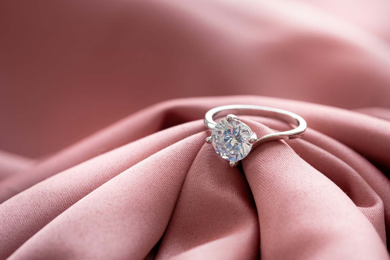 solitaire en diamant sur drap rose