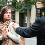 Femme embêté par un homme dans la rue