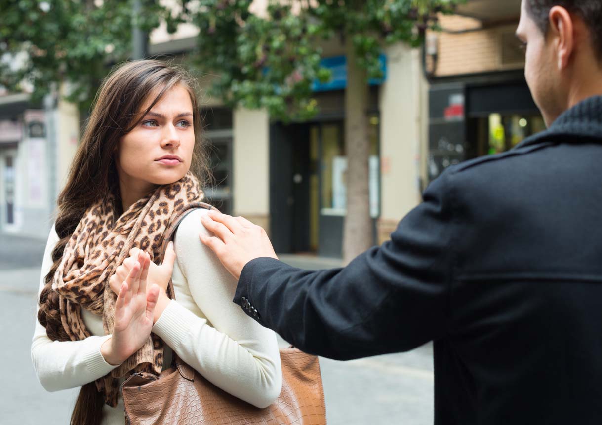 Femme embêté par un homme dans la rue