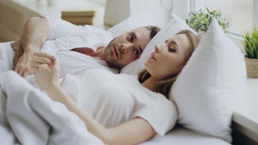 Couple ayant une discussion au lit
