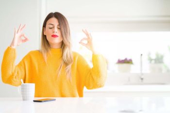 femme faisant de la méditation