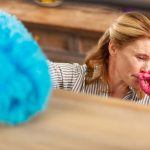femme allergique fait la poussiere