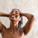 femme faisant un shampoing sous la douche