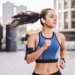 femme faisant de la course à pied