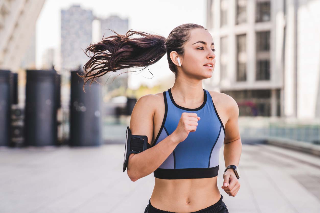 femme faisant de la course à pied