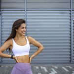 femme en tenu de sport avec un soutien gorge de sport