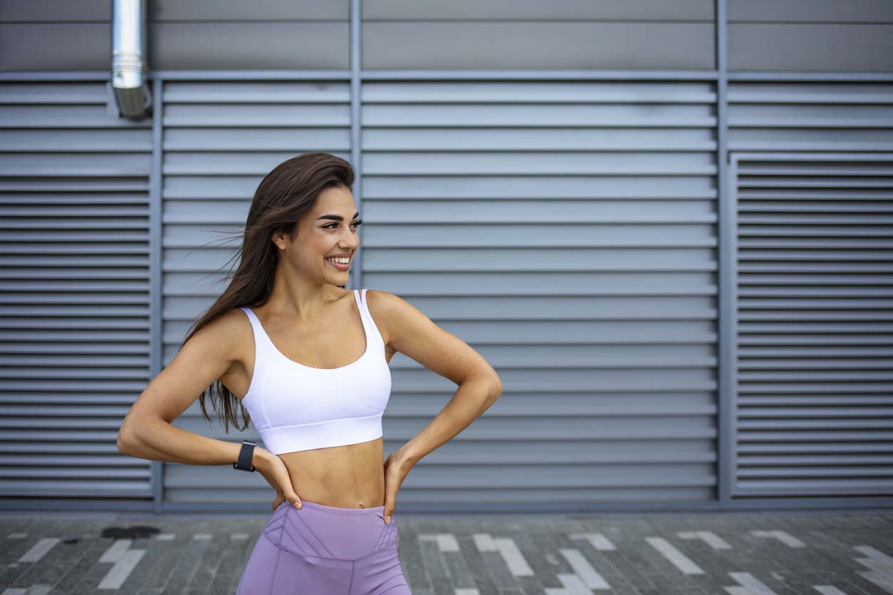 femme en tenu de sport avec un soutien gorge de sport