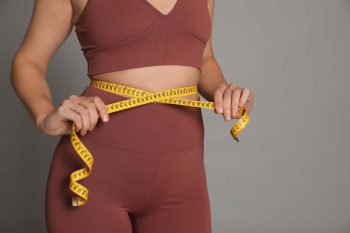 Femme mesurant la taille avec du ruban