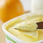gros plan sur de la margarine et un couteau