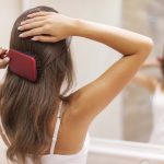 Femme se brossant les cheveux