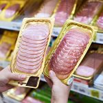 comparaison de 2 types de jambon sous vide en magasin