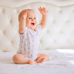 bébé joyeux sur le lit
