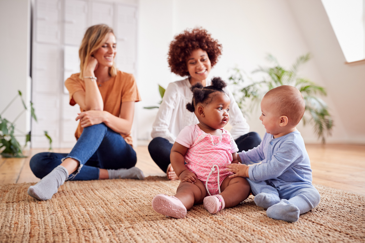 deux mamans et leurs bébés jouent ensemble