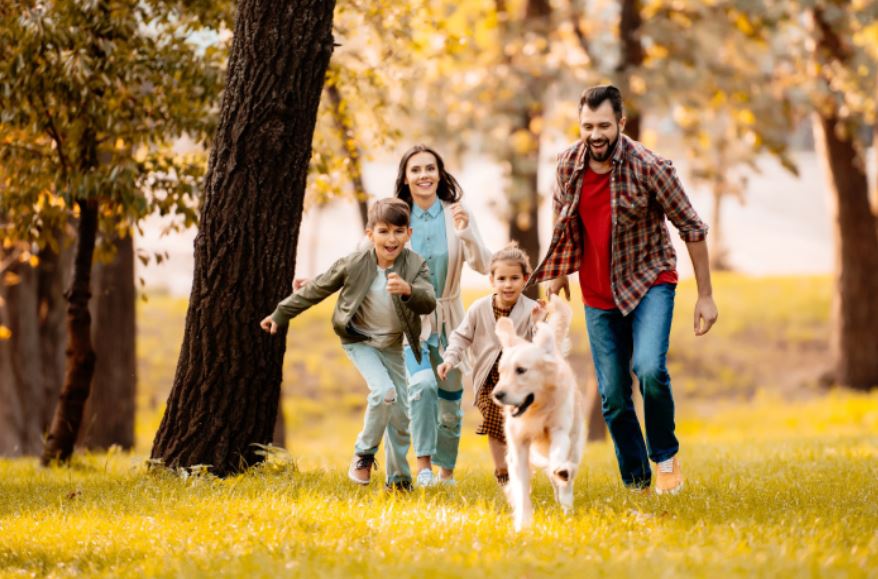 Chien Qui Coure Avec Sa Famille