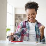 Confiance En Soi, Femme Heureuse Devant Son Pc