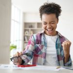 Confiance En Soi, Femme Heureuse Devant Son Pc