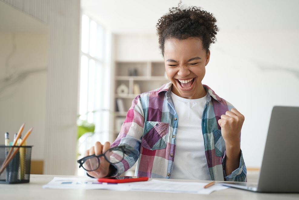 Confiance En Soi, Femme Heureuse Devant Son Pc