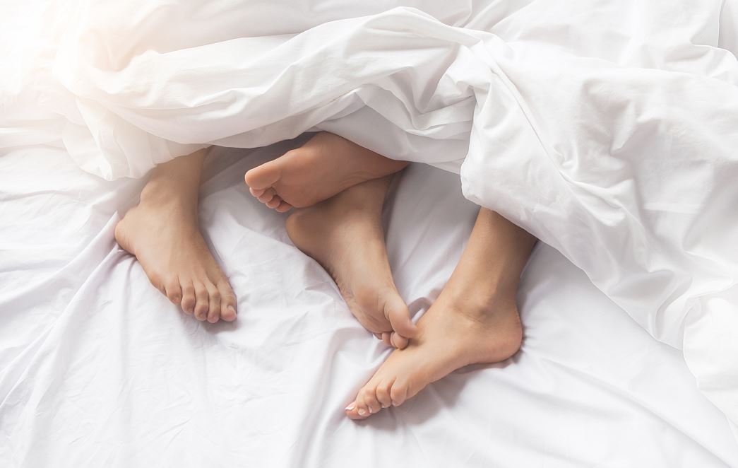 Couple Dans Un Lit Qui A Changé Sa Vie Sexuelle