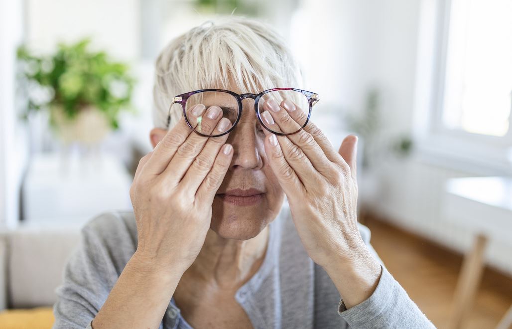 Femme Qui Se Frotte Les Yeux, A Peut être Un Glaucome